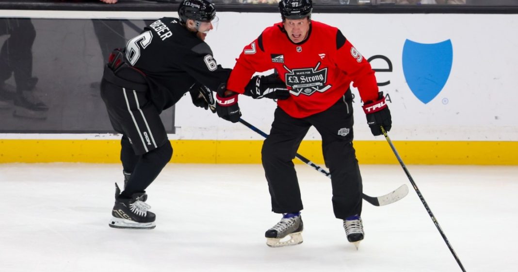 Justin Bieber y Jeremy Roenick pelean hilarantemente durante el juego de hockey de la caridad de Los Ángeles
