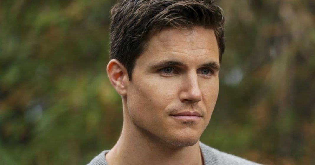 Robbie Amell de Subir sobre por qué (spoiler) murió en la temporada 4
