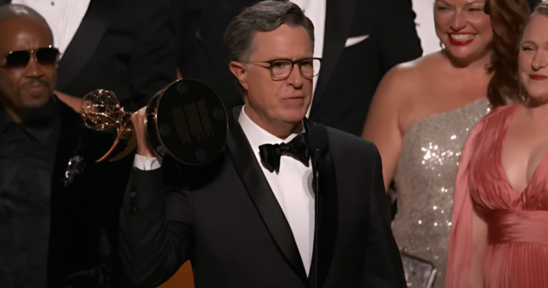 Evolve-Images-2025-09-15T152334.287.png Stephen Colbert rinde homenaje al asistente tardío después de ganar en Emmy 2025