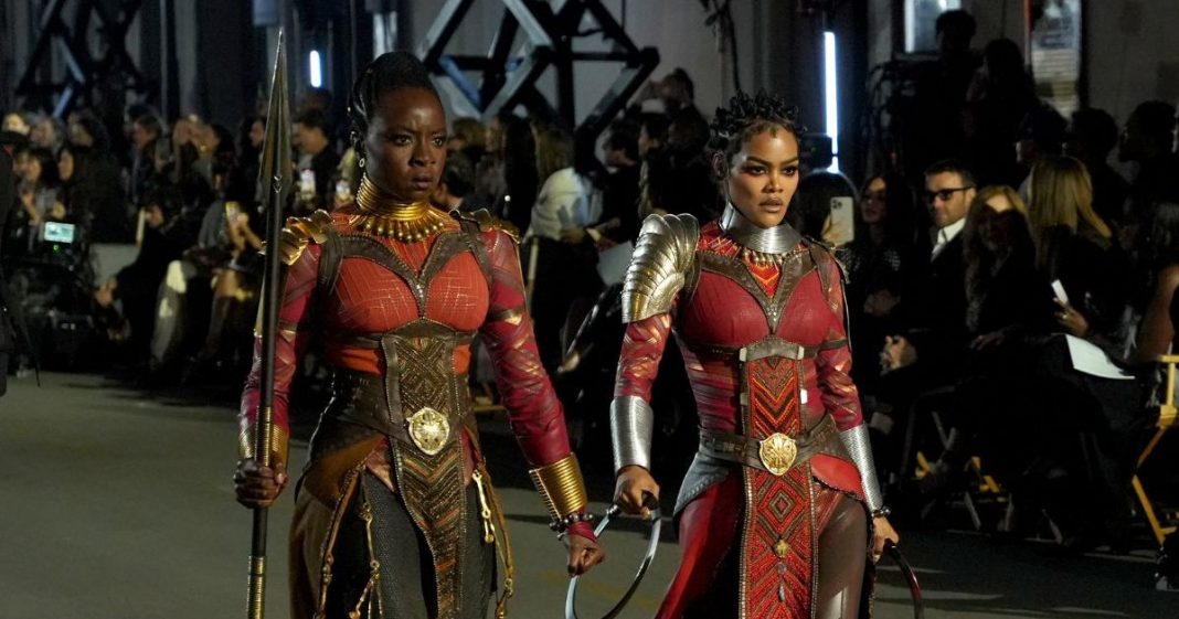 danai-gurira-black-panther-teyana-taylor-vogue.jpg Danai Gurira y Teyana Taylor traen deslumbrantes looks de Black Panther a Vogue World 2025