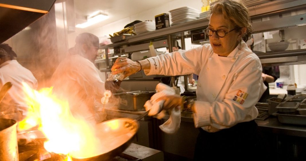 Susan Feniger. El trailer bifurcado muestra que la apertura del restaurante de chef se ha ido mal | Exclusivo
