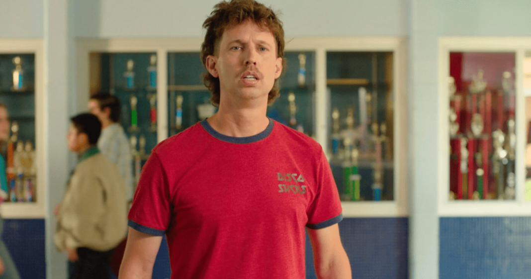 Screenshot-2025-11-12-093055.png Jon Heder de Napoleon Dynamite es un mercenario a sueldo en Tapawingo Póster | Exclusivo