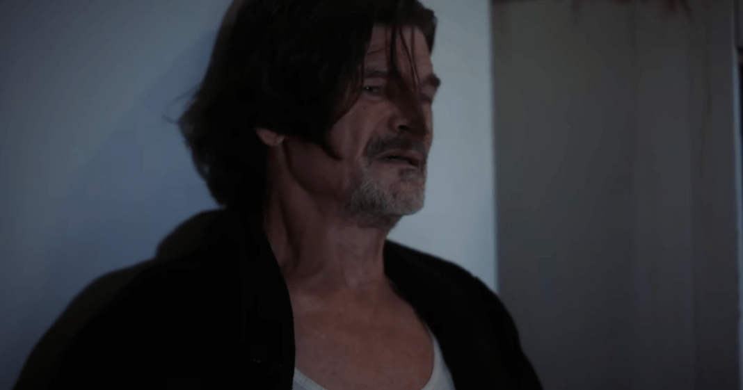 Don Swayze lidia con la adicción y la pérdida de memoria en el tráiler del Día de Todos los Santos
