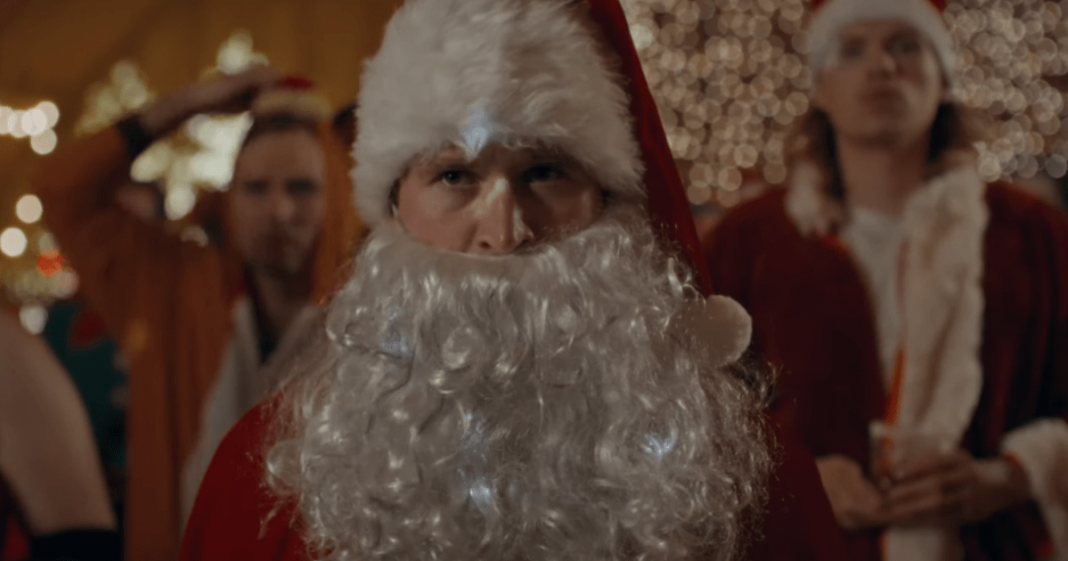 silent-night-deadly-night-nazis-clip-still.png Santa Claus mata a los nazis en el sangriento clip NSFW Silent Night, Deadly Night