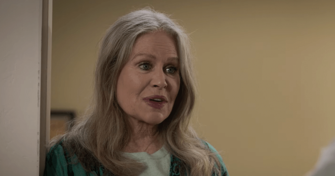 Beverly D'Angelo habla sobre la película de terror Sonámbulo, su casa encantada y Chevy Chase | Entrevista
