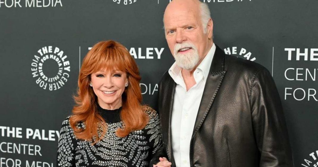 reba.jpg Reba McEntire le hizo una broma a su prometido Rex Linn en su sexto aniversario