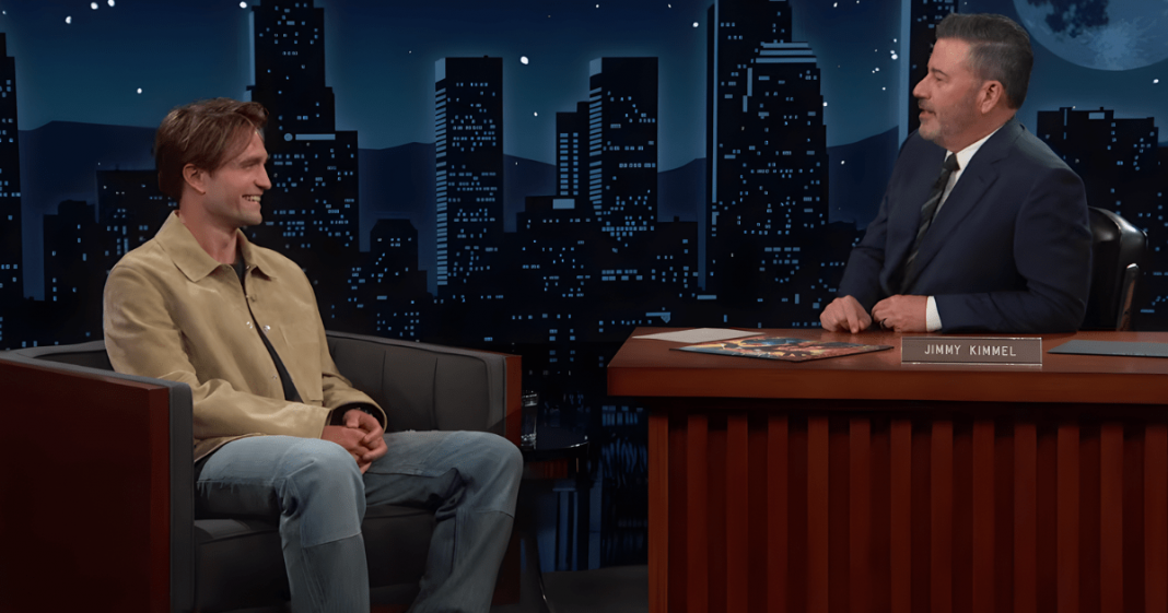 Evolve-Images-2026-03-20T155016.439.png Jimmy Kimmel 'expone' a Robert Pattinson como un mentiroso patológico