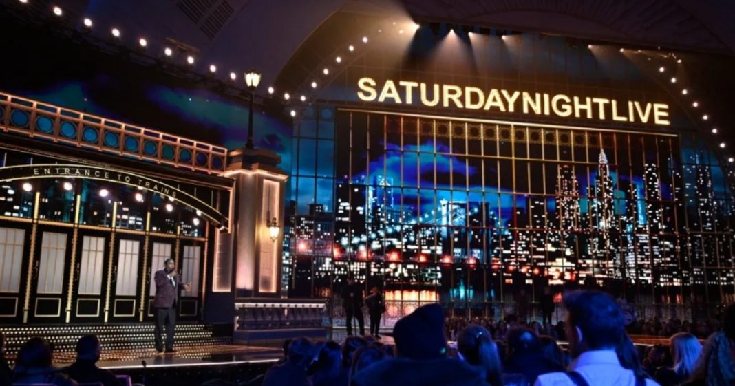 MixCollage-25-Mar-2026-03-55-PM-4582.jpg Se revela el presupuesto de adaptación de SNL al Reino Unido, que costará 4 veces más que los programas de bocetos británicos normales