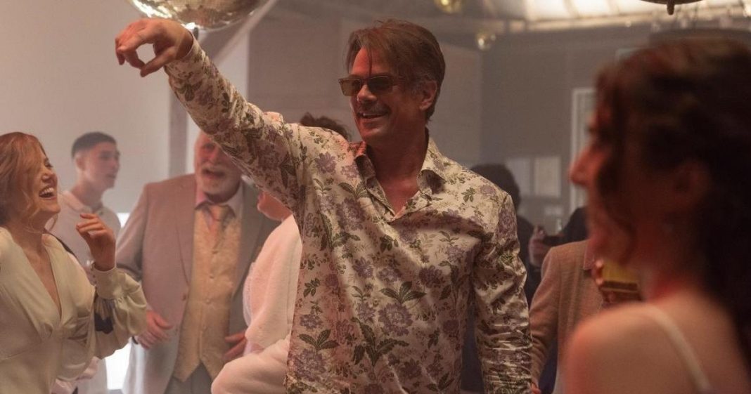 Josh Duhamel se pelea con otro padre en un divertido tráiler de película preescolar
